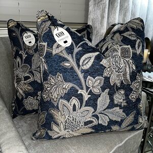 2-NWT CALLISTO HOME JACQUARD FLORAL  DESIGN DECORATIVE PILLOW